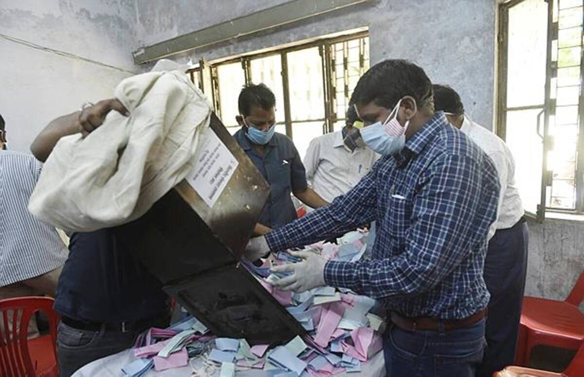 पंचायत चुनाव की मतगणना के दौरान एक कर्मचारी. (फोटो: पीटीआई)