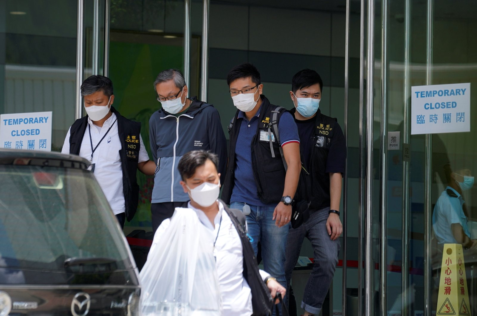 हांगकांग के राष्ट्रीय सुरक्षा विभाग के अधिकारियों द्वारा एप्पल डेली के कार्यालयों में छापामारी की गई. (फोटो: रॉयटर्स)