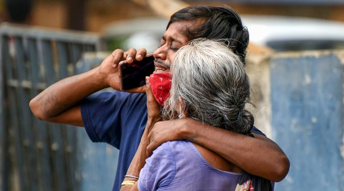 कोविड-19 संक्रमित व्यक्ति की मौत के बाद रोते बिलखते परिजन. (फोटो: पीटीआई)