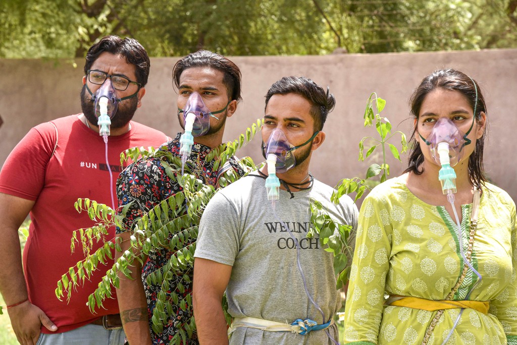 पांच जून को विश्व पर्यावरण दिवस के अवसर पर बीकानेर में राजस्थान के कलाकारों ने पेड़ लगाने के लिए हुए जागरूकता कार्यक्रम में ऑक्सीजन मास्क पहने हुए नजर आए. (फोटो: पीटीआई)