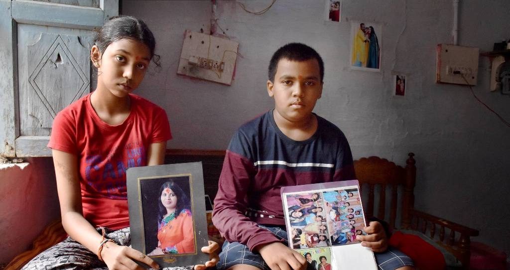 मध्य प्रदेश के जबलपुर के रांझी इलाके में आठवीं कक्षा में पढ़ने वाली 13 साल की तोशिका नायडु अपने 10 साल के भाई जीआर नायडु के साथ. कोरोना वायरस के कारण दोनों अपने माता-पिता को खो चुके हैं. (फोटो: पीटीआई)