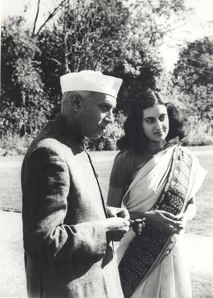 जवाहरलाल नेहरू के साथ इंदिरा (फोटो साभार: इंदिरा गांधी डॉट कॉम)
