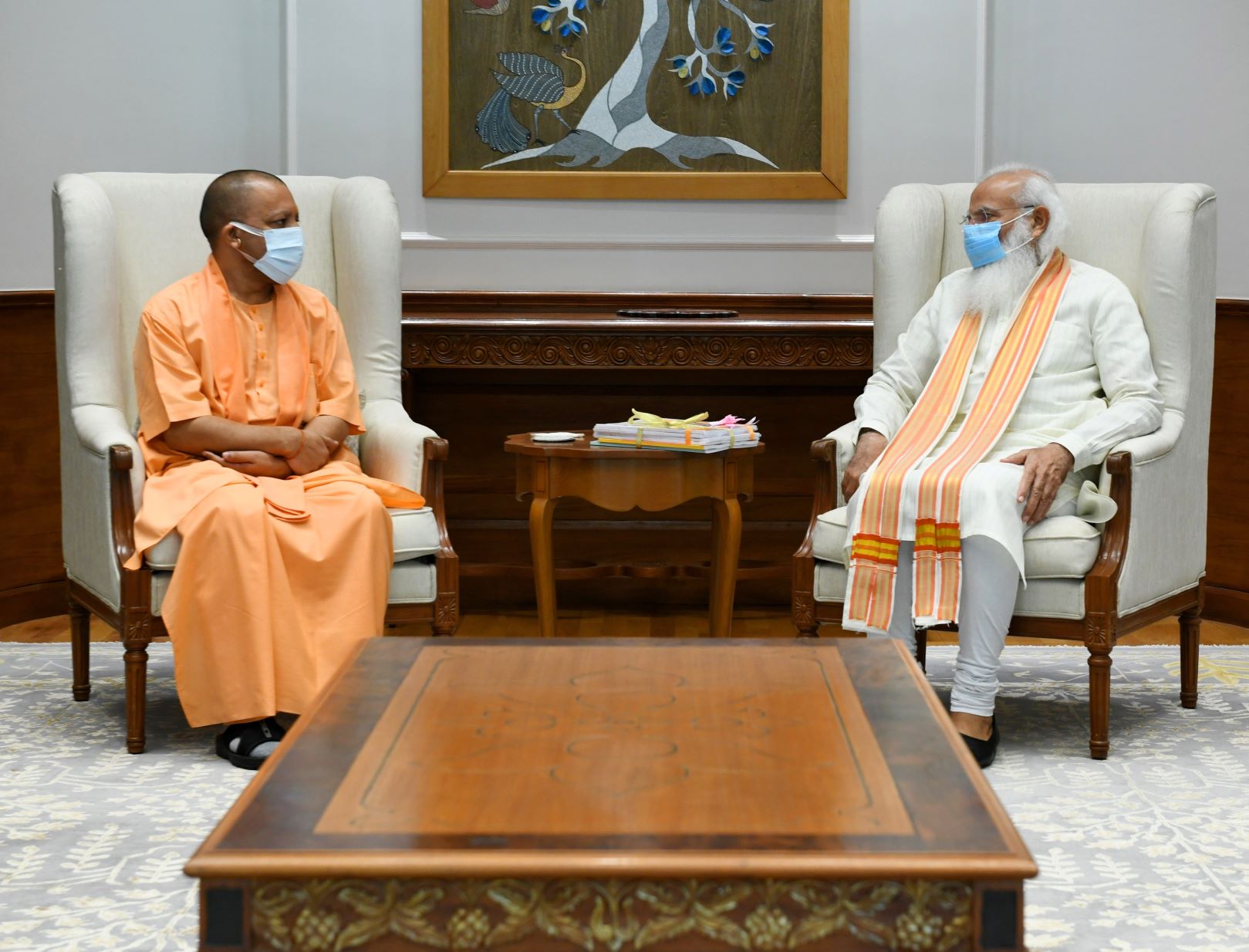 प्रधानमंत्री नरेंद्र मोदी के साथ योगी आदित्यनाथ. (फोटो साभार: पीएमओ)