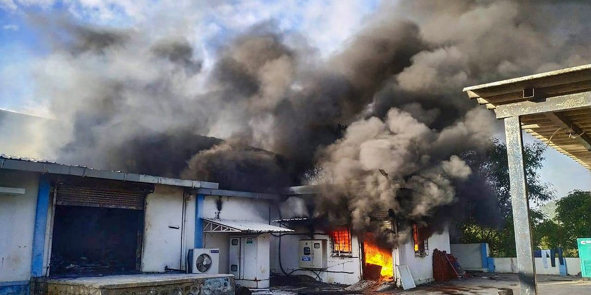 पुणे के घोटवाडे फाटा में स्थित संयत्र में आग लगने से कम से कम 18 लोगों की मौत हो गई. (फोटो: पीटीआई)