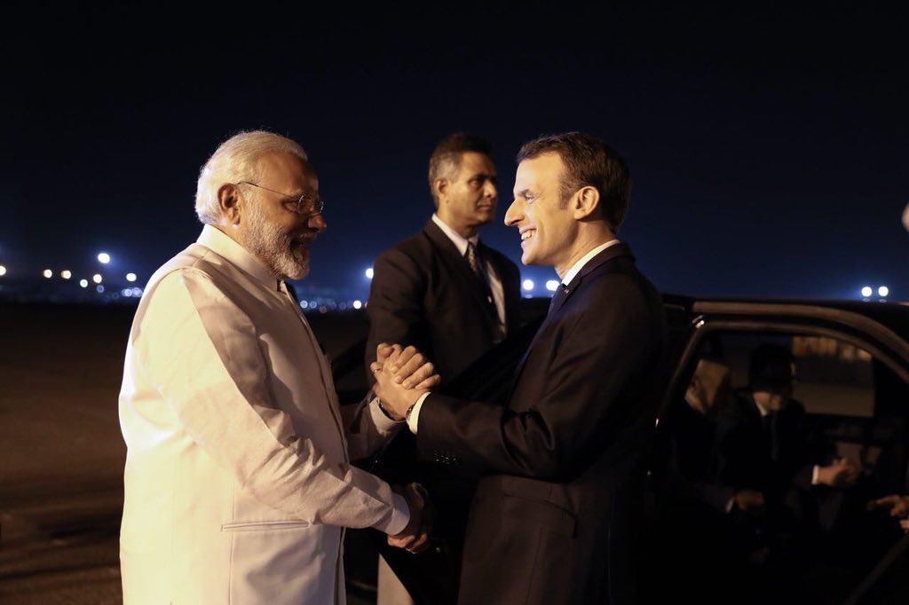 फ्रांस के राष्ट्रपति इमैनुअल मैक्रों के साथ नरेंद्र मोदी. (फोटो साभार: ट्विटर/@Emmanuel Macron)