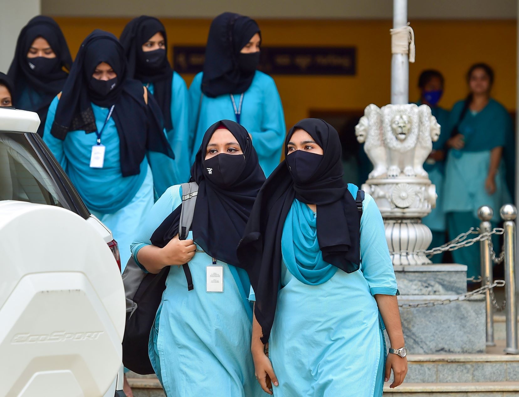कर्नाटक: छात्राओं ने उपायुक्त से कॉलेज परिसर में हिजाब पहनने की अनुमति मांगी