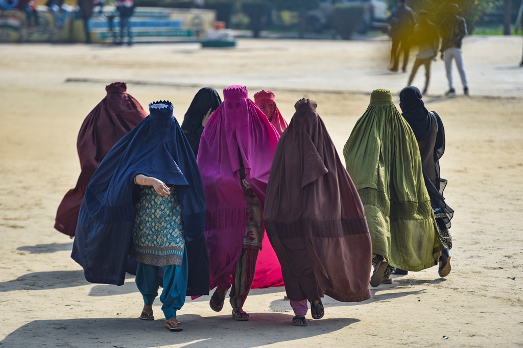 अफ़ग़ानिस्तान: तालिबान ने महिलाओं को सिर से पैर तक ढके रहने का फ़रमान जारी किया