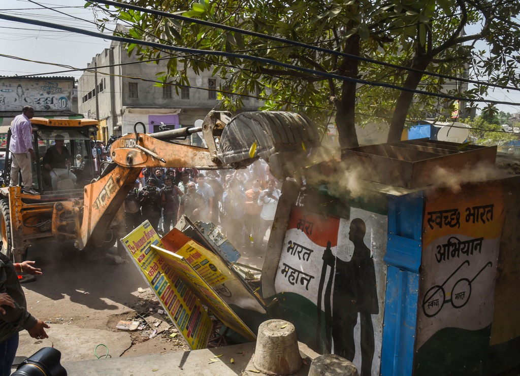जहांगीरपुरी अतिक्रमण विरोधी अभियान: विपक्ष ने कहा- बुलडोज़र से संवैधानिक मूल्य ध्वस्त किए गए
