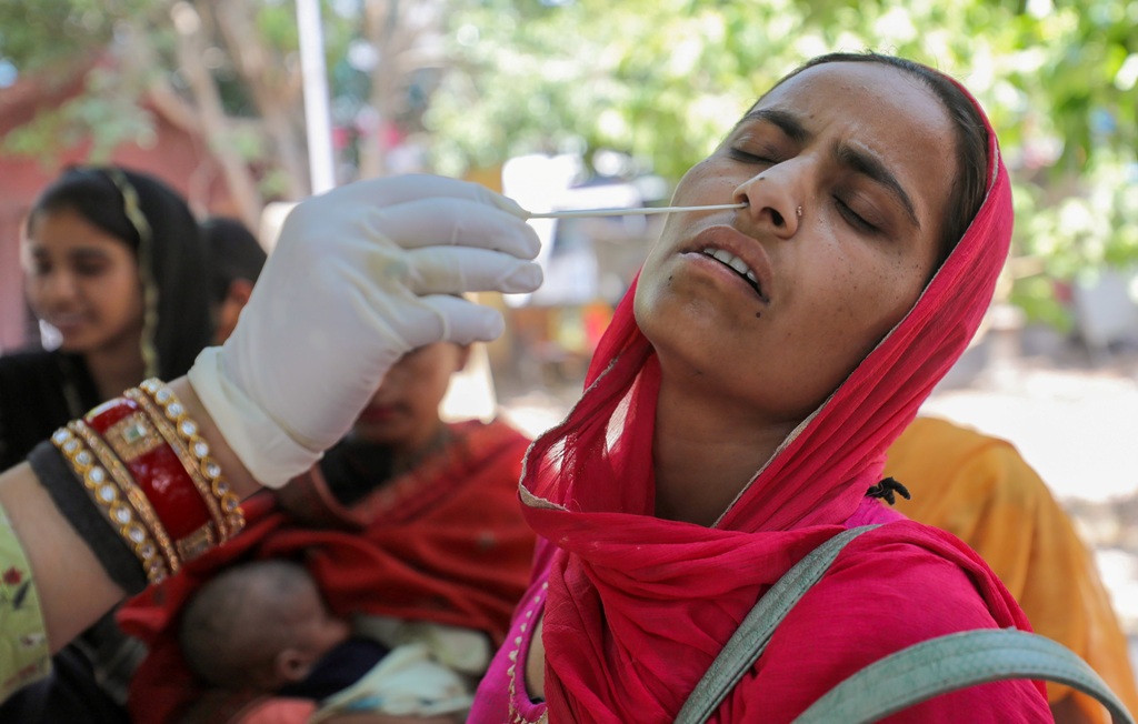 बीते एक दिन में भारत में कोविड-19 संक्रमण के 3,545 नए मामले आए और 27 मरीज़ों की मौत हुई