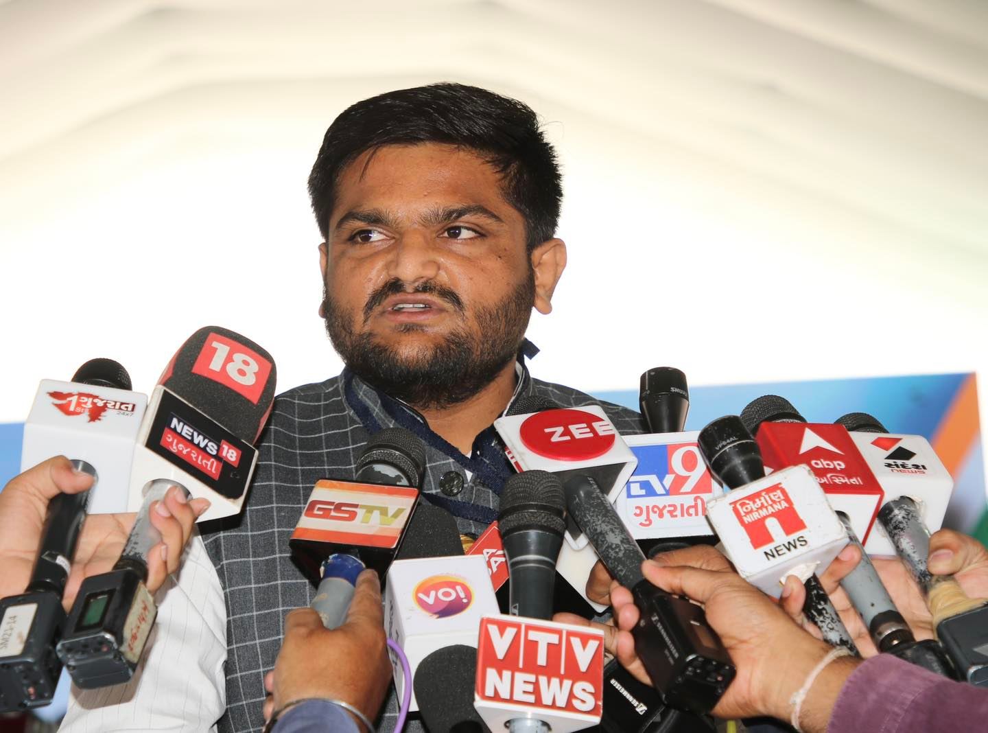 गुजरात विधानसभा चुनाव से कुछ महीने पहले हार्दिक पटेल ने कांग्रेस से इस्तीफ़ा दिया