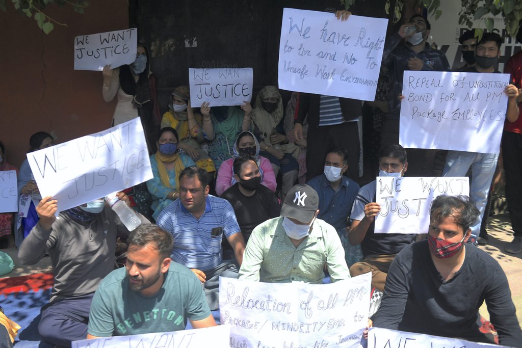 शेख़पोरा ट्रांज़िट कैंप में कश्मीरी पंडितों का प्रदर्शन जारी, घाटी से कहीं और हटाने की मांग