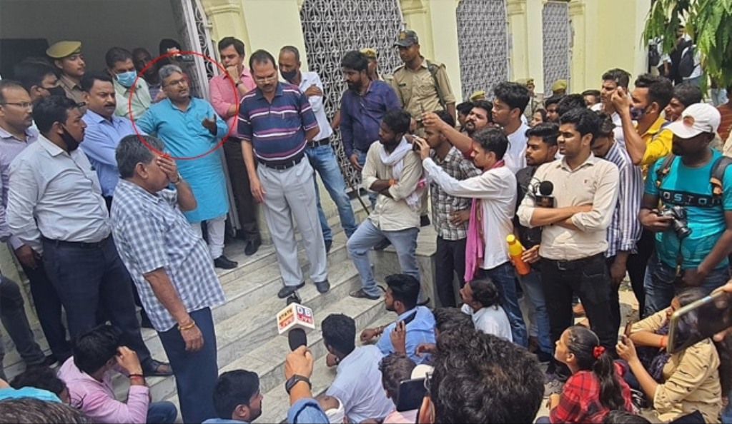 देवताओं के अनादर के आरोप में लखनऊ विश्वविद्यालय के प्रोफेसर से एबीवीपी सदस्यों ने बदसलूकी की