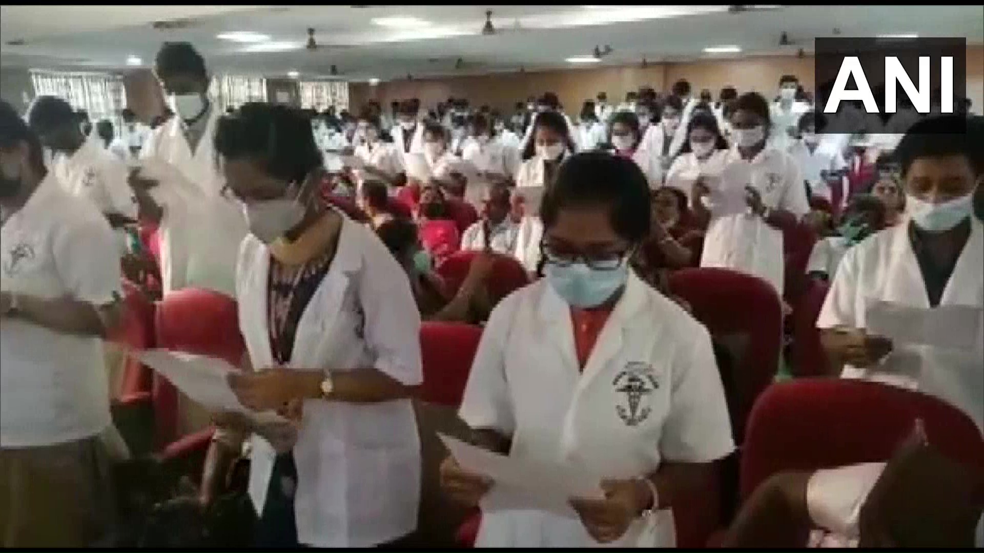 छात्रों को ‘चरक शपथ’ दिलाने पर तमिलनाडु के मेडिकल कॉलेज के डीन को पद से हटाया गया