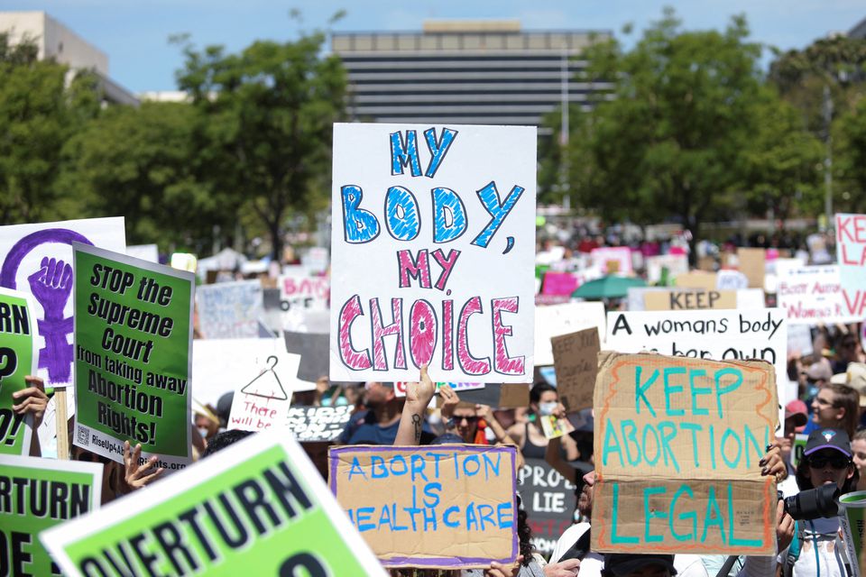 गर्भपात क़ानून पर अमेरिकी कोर्ट के निर्णय की आलोचना में उतरे अंतरराष्ट्रीय संगठन