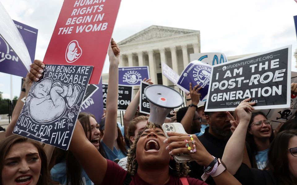 अमेरिका: सुप्रीम कोर्ट ने रो बनाम वेड फ़ैसले को पलटते हुए महिलाओं से गर्भपात का हक़ छीना