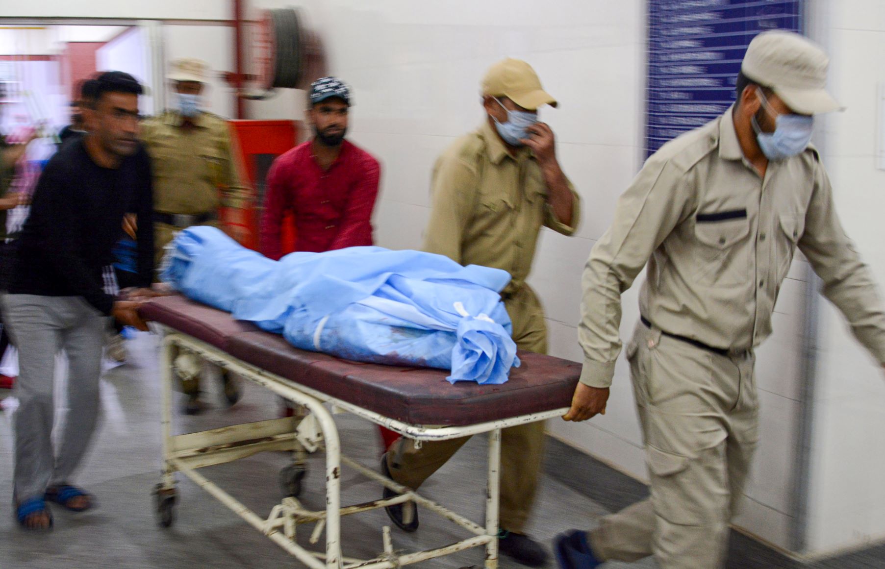 जम्मू कश्मीर: बैंक कर्मी के बाद आतंकियों ने दो प्रवासी मज़दूरों को गोली मारी, एक की मौत