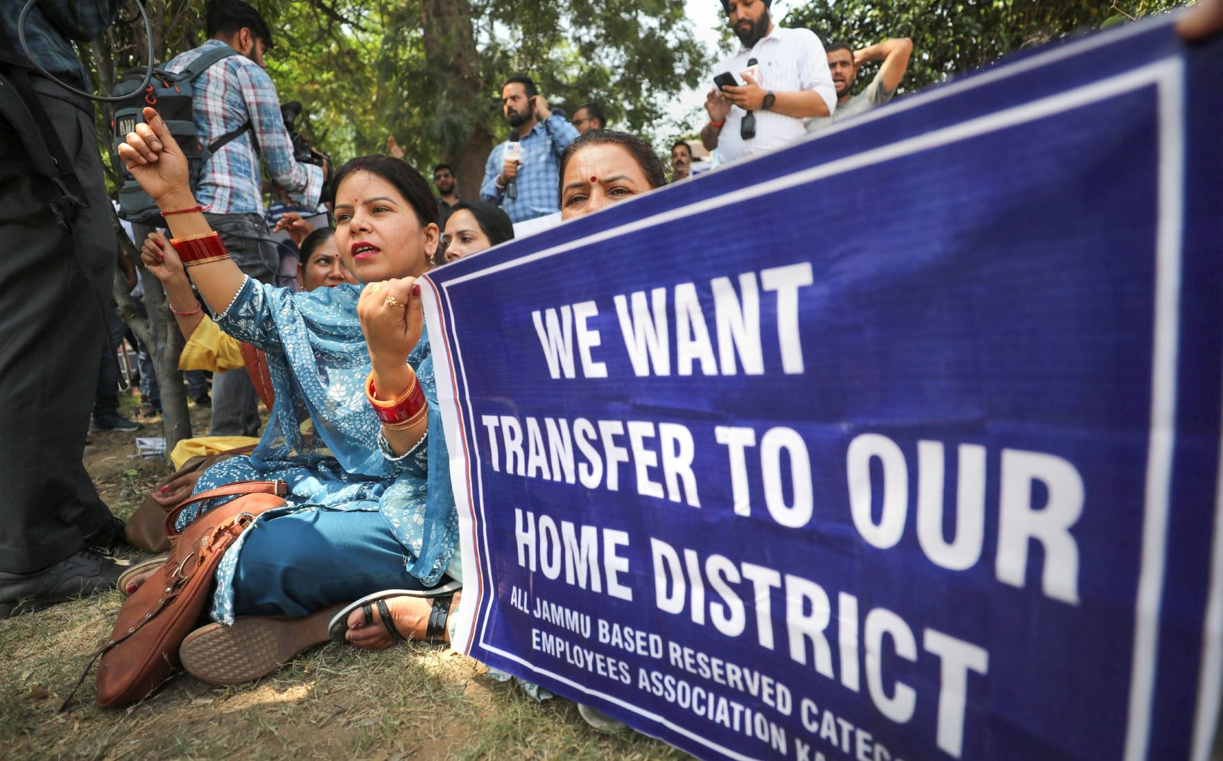 जम्मू कश्मीर: नागरिकों की हत्याओं के बीच कश्मीरी पंडितों में डर, कई परिवारों ने घाटी छोड़ी