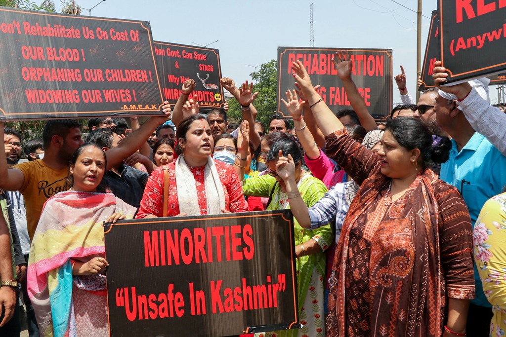कश्मीरी पंडितों की हत्या को ‘सामान्य’ बताने की कोशिश कर रहे हैं उपराज्यपाल: प्रदर्शनकारी