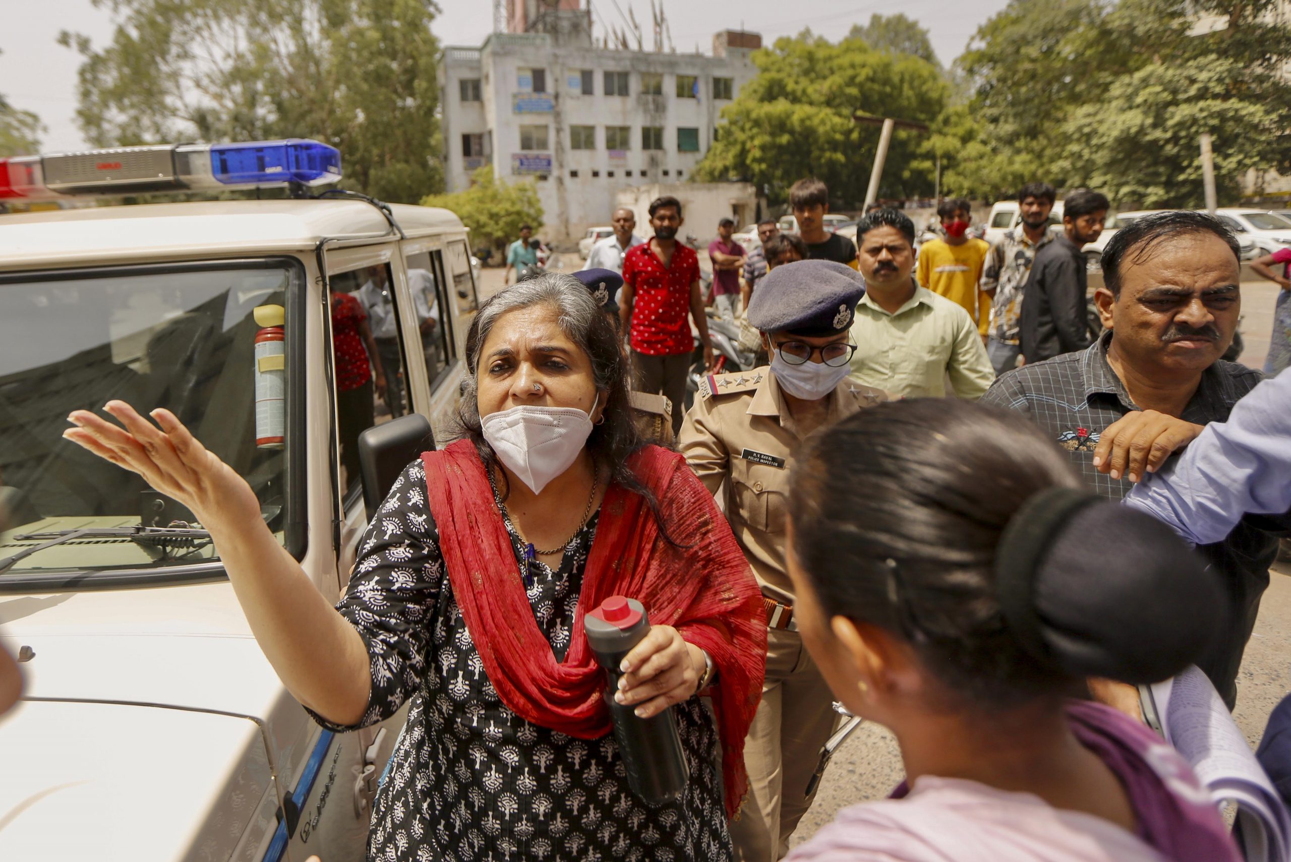 गुजरात: अदालत ने तीस्ता सीतलवाड़, पूर्व डीजीपी श्रीकुमार को दो जुलाई तक पुलिस हिरासत में भेजा