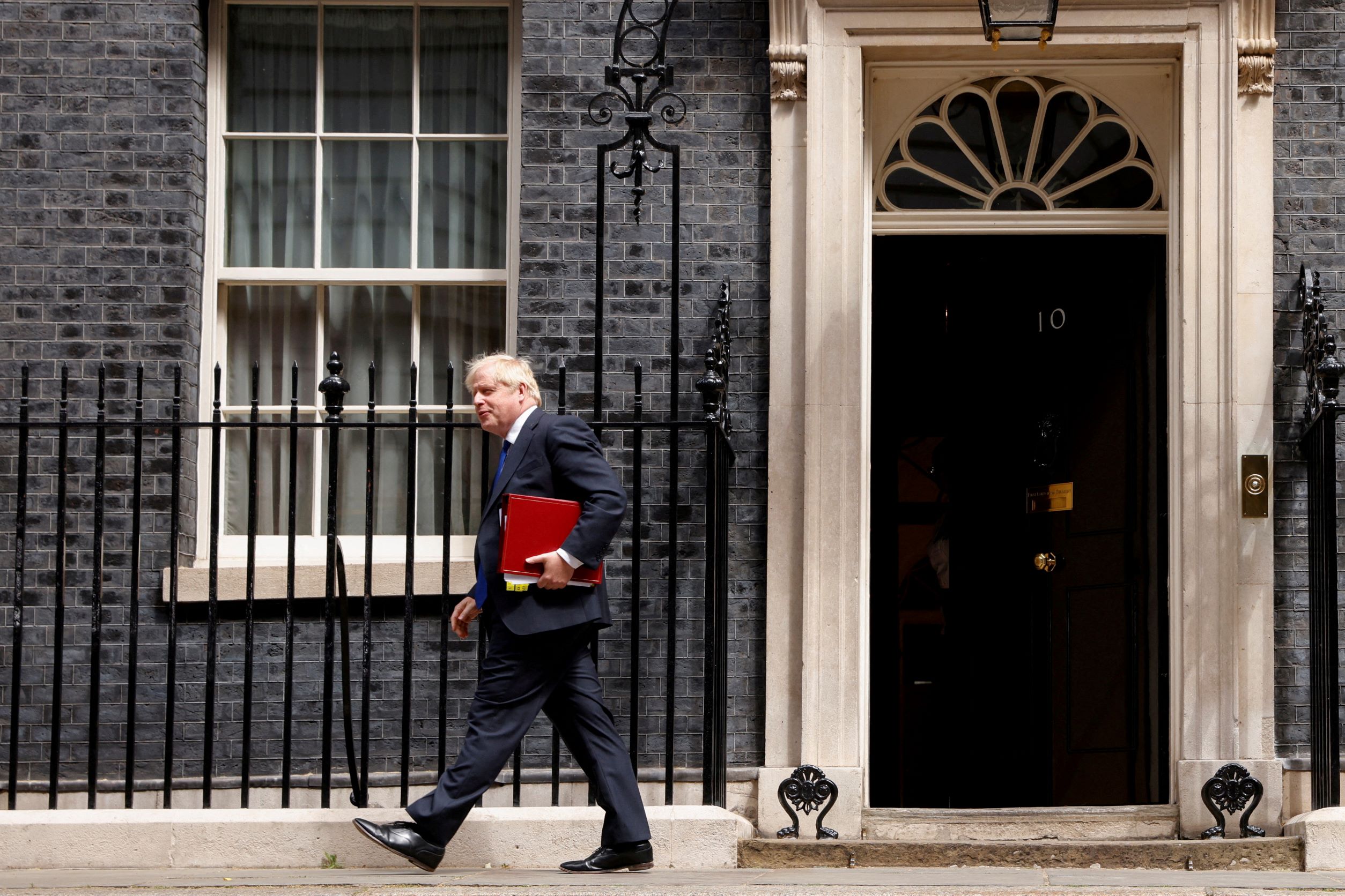 ब्रिटेन: कई मंत्रियों और सहयोगियों के इस्तीफ़े के बाद बोरिस जॉनसन ने प्रधानमंत्री पद छोड़ा