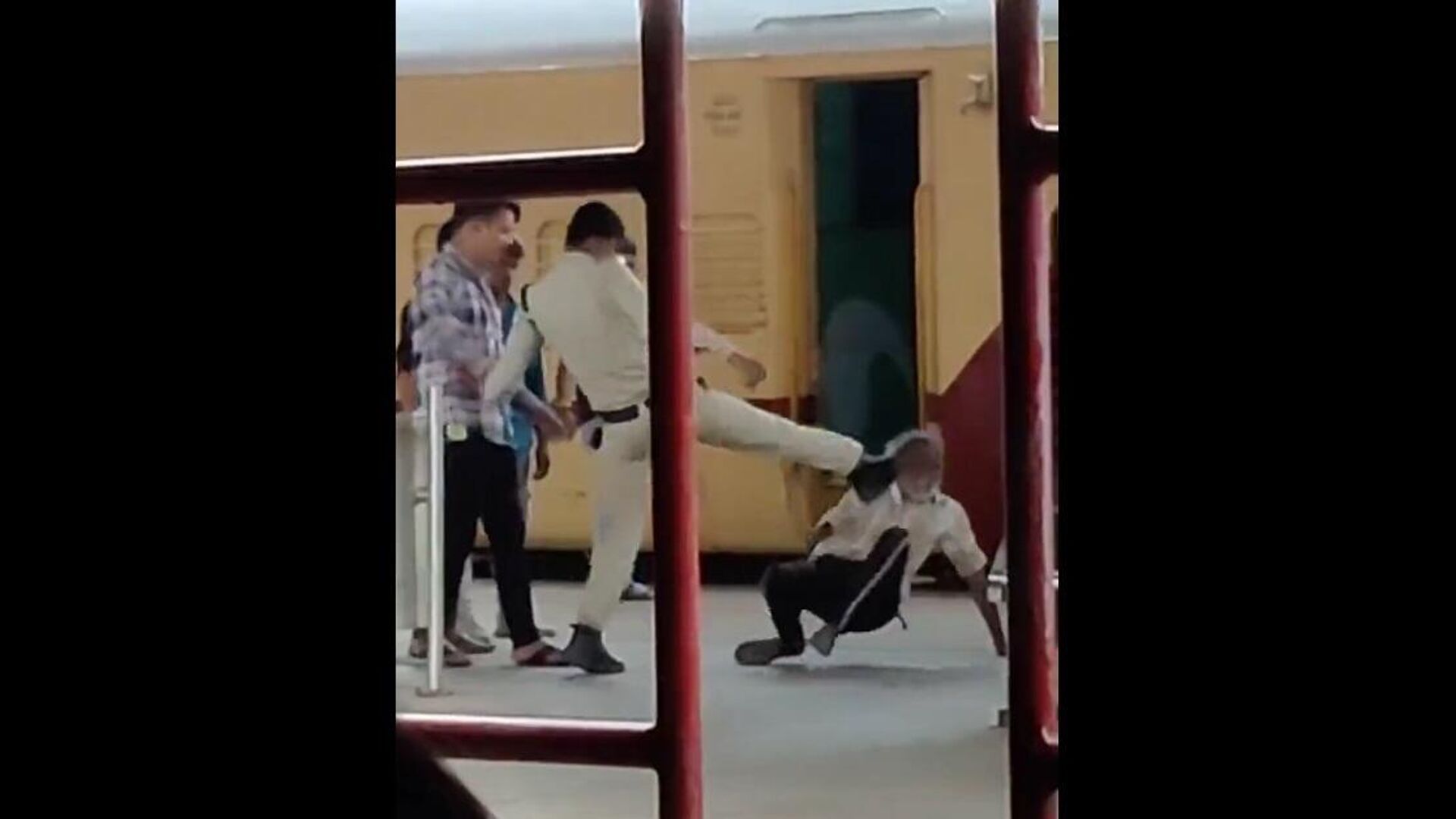 एमपी: रेलवे स्टेशन पर बुज़ुर्ग को पीटे जाने का वीडियो सामने आने के बाद पुलिसकर्मी निलंबित