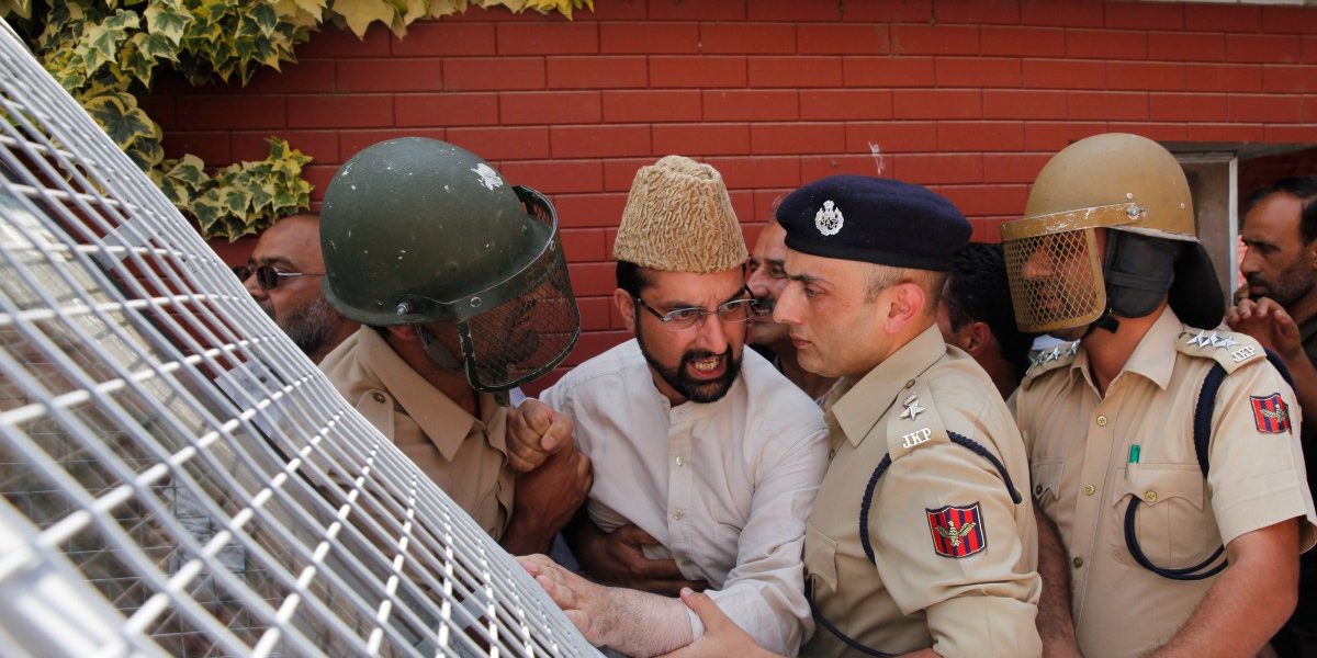 जम्मू कश्मीर: पुलिस ने मीरवाइज़ उमर फ़ारूक़ को जुमे की नमाज़ के लिए घर से निकलने से रोका