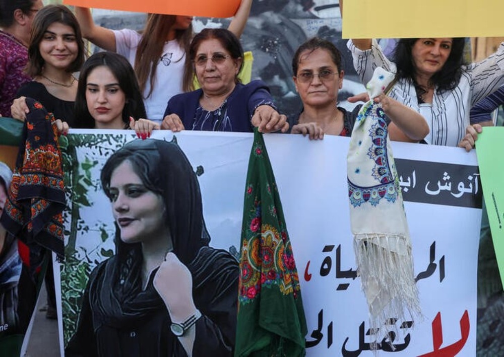 ईरान: पुलिस हिरासत में महिला की मौत को लेकर प्रदर्शन तेज़, सरकारी टीवी ने मृतक संख्या 26 बताई