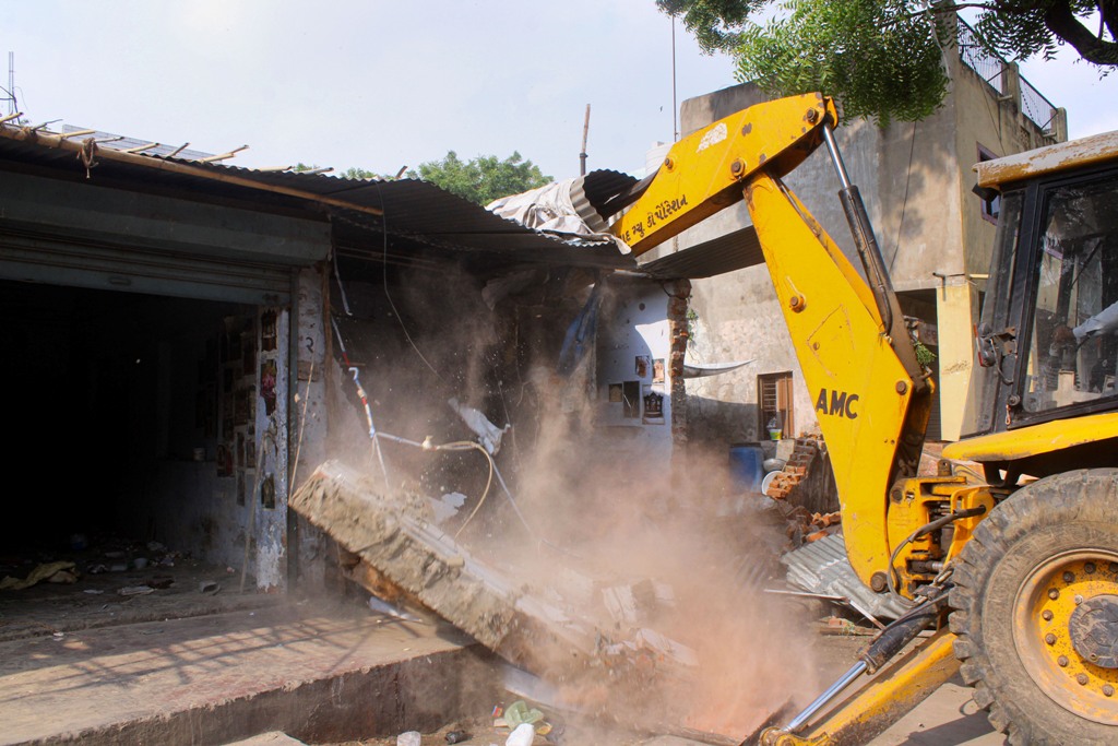 मध्य प्रदेश: चीनी मांझा बेचने के आरोप में दो लोगों के घर बुलडोज़र से तोड़े गए