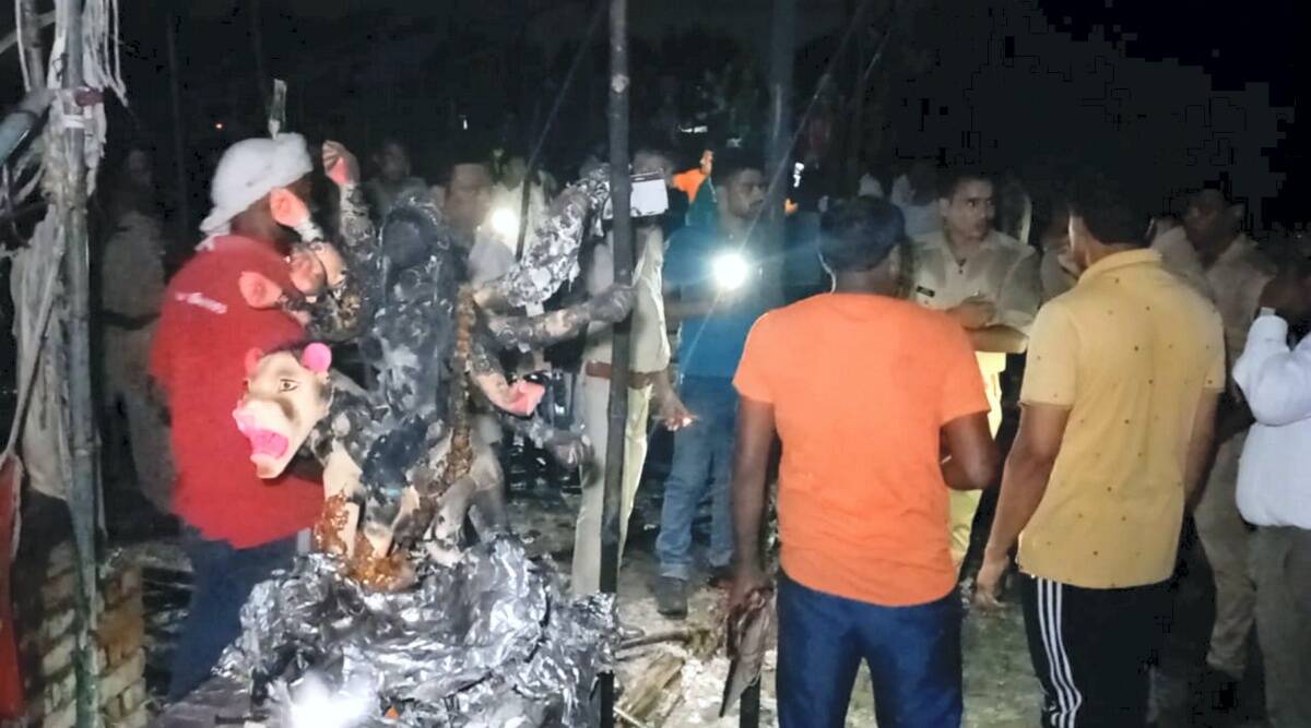 यूपी: दुर्गा पूजा पंडाल में आग लगने से तीन बच्चों समेत पांच की मौत, कई घायल