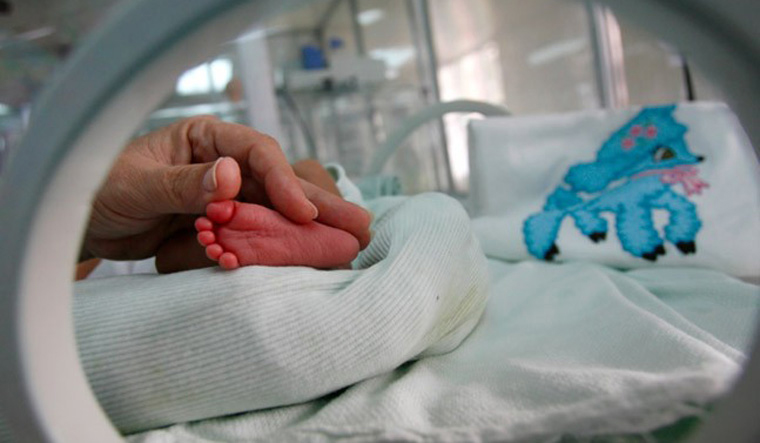 यूपी: डॉक्टरों ने एचआईवी पॉजिटिव गर्भवती महिला को छूने से इनकार किया, शिशु की मौत