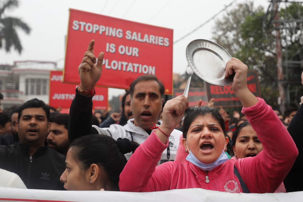 एलजी द्वारा वेतन रोकने संबंधी बयान: कश्मीरी पंडित कर्मचारियों का भाजपा कार्यालय पर प्रदर्शन