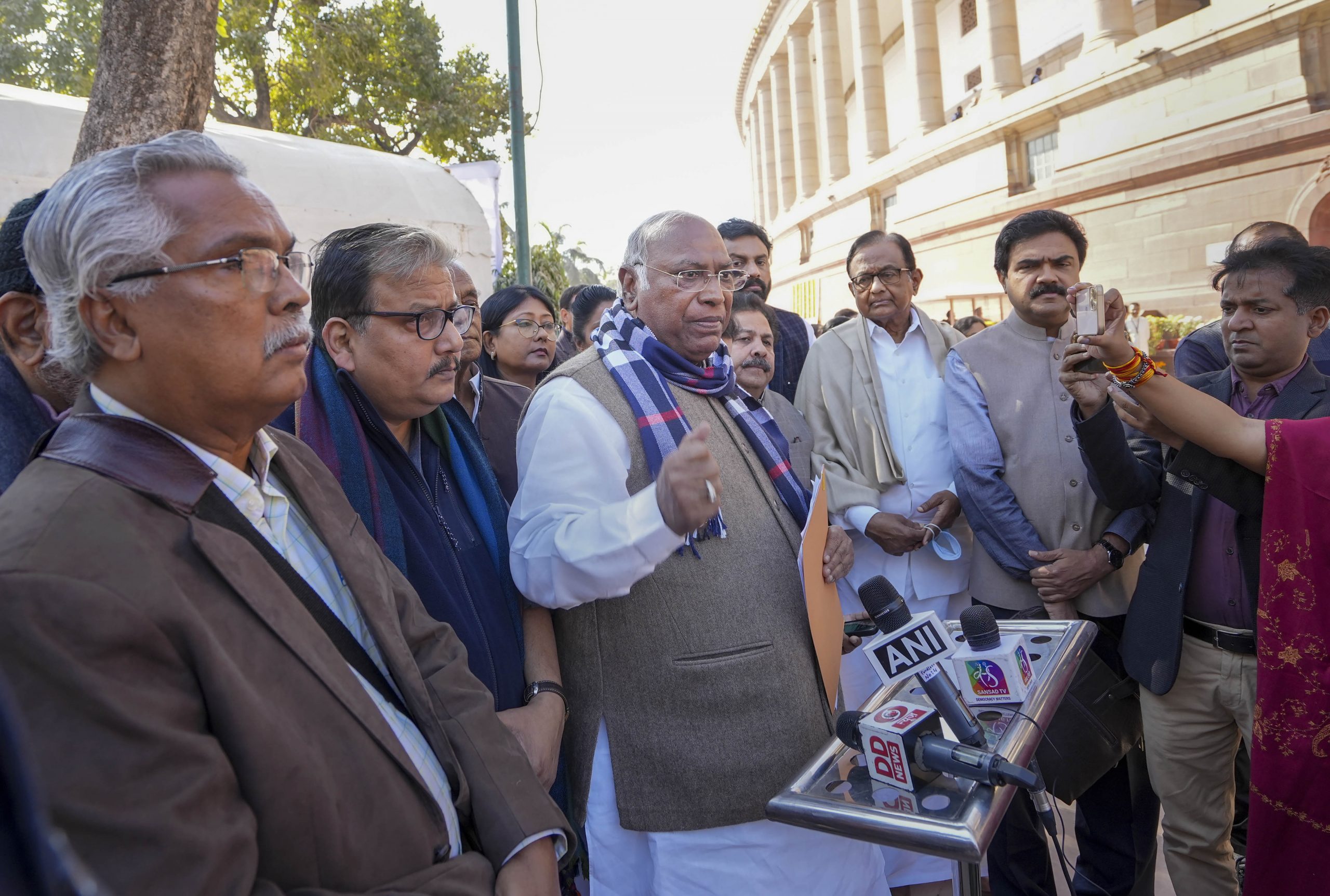 चीन भारत की सुरक्षा, क्षेत्रीय अखंडता को खुलेआम चुनौती दे रहा है, सरकार मूकदर्शक: खड़गे