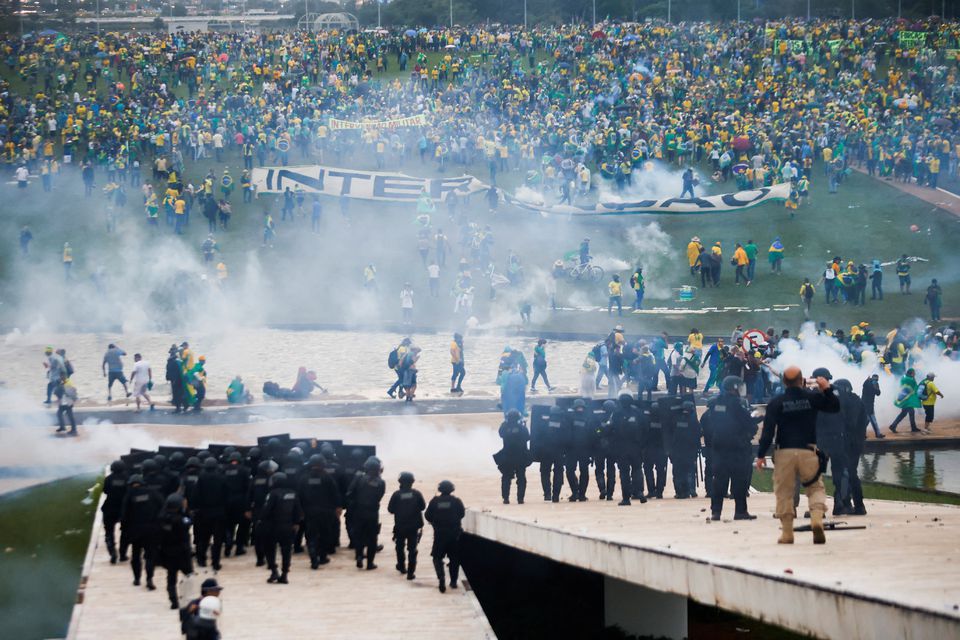 ब्राज़ील: पूर्व राष्ट्रपति समर्थक राष्ट्रपति भवन, संसद और सुप्रीम कोर्ट में घुसे, उत्पात मचाया