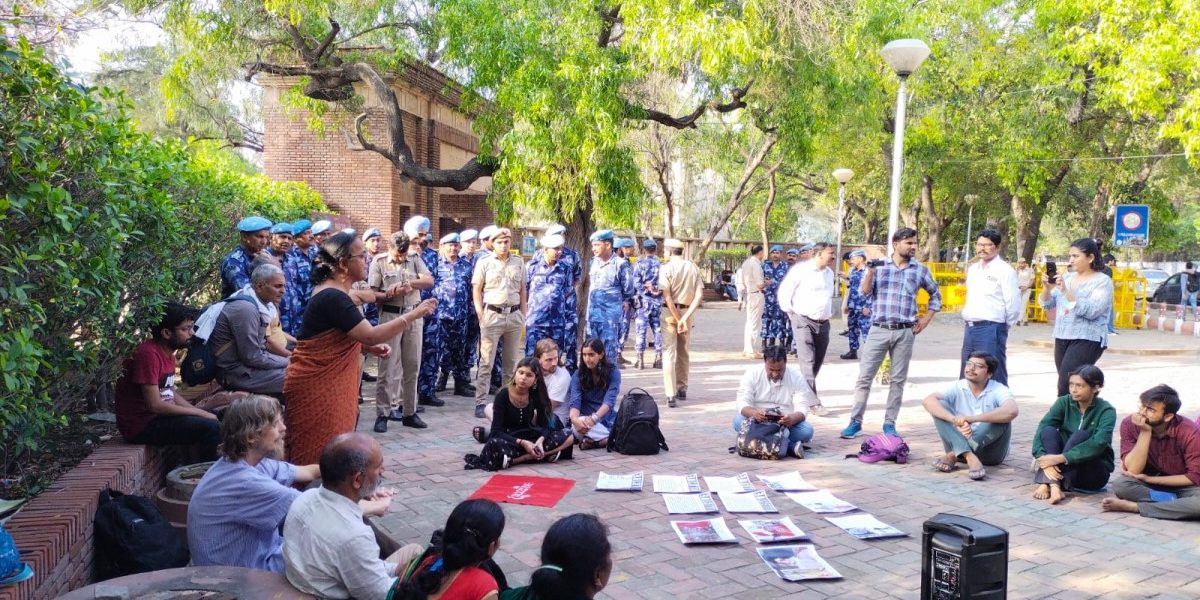 दिल्ली: अनुमति के बावजूद मनरेगा मज़दूरों के विरोध प्रदर्शन को ‘कई-बार बाधित’ किया गया