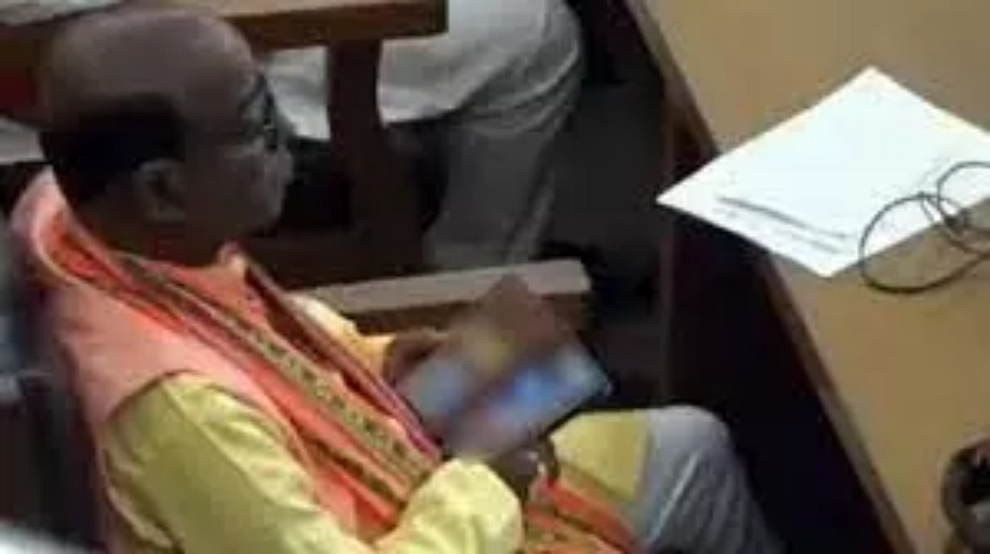 त्रिपुरा से भाजपा विधायक विधानसभा सत्र के दौरान अपने फोन पर अश्लील वीडियो देखते हुए कैमरे में कैद