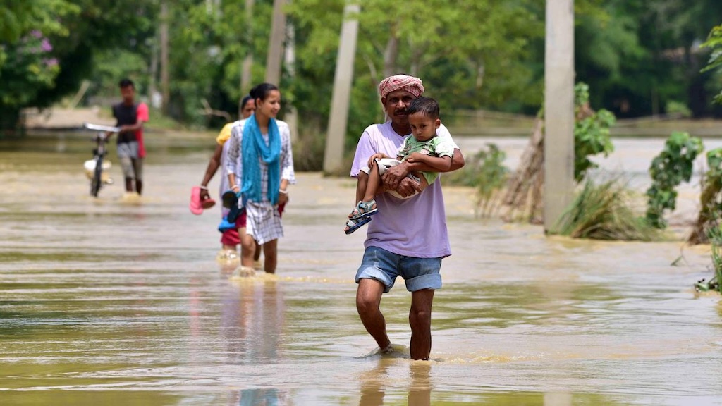 असम: बाढ़ के चलते जान गंवाने वालों की संख्या बढ़कर 18 हुई, पांच लाख से अधिक लोग प्रभावित
